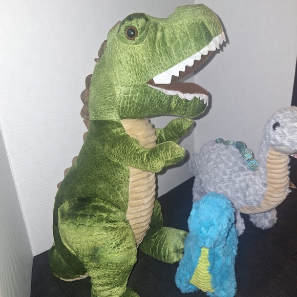 Green Dinosaur Plush Blanket - Picture 10 of 16